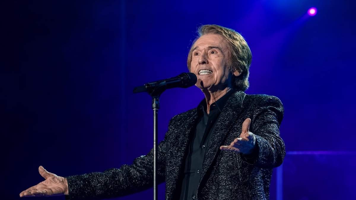 El cantante español Raphael