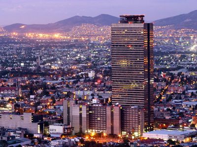 Sheinbaum promete sanear a Pemex, pero la petrolera se endeuda por 31 mil 500 mdp para volver a BMV