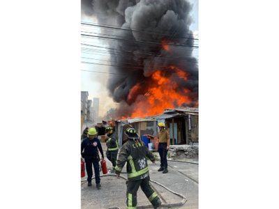 Incendio consume una veintena de casas de madera en la alcaldía Cuauhtémoc
