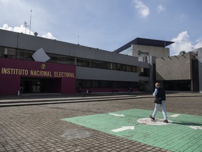 INE prohibirá a partidos que recaben firmas para revocación de mandato