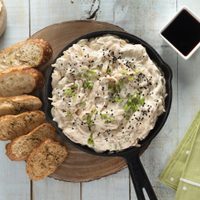 Dip de cebollas extracremoso: convertite en un experto en picadas con esta receta que es un 10 para el finde