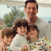 La hermosa forma en la que Lionel Messi le enseña a su hijo cómo jugar a las cartas