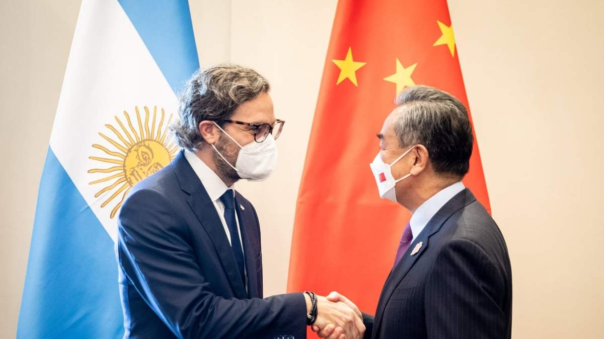 Santiago Cafiero y Wang Yi. Fuente: (Twitter)
