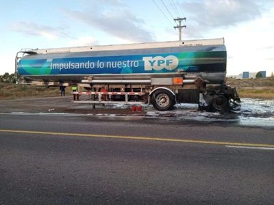 Camión cisterna de YPF cargado de combustible se prendió fuego mientras circulaba por la ruta 22