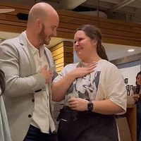 Una mesera en EU fue despedida por recibir propina de 100 mil pesos y no repartirla