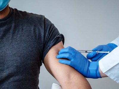 Insólito: a un hombre le inyectaron cuatro dosis de la vacuna contra el coronavirus por accidente