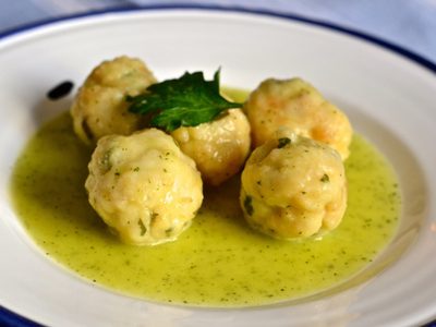 Albóndigas de merluza en salsa: un clásico fácil y sabroso para sumar pescado al menú semanal y que todos lo disfruten