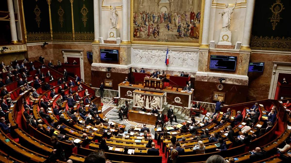 Imagen del pleno del Congreso francés durante la votación del proyecto de ley. Fuente: (Twitter)