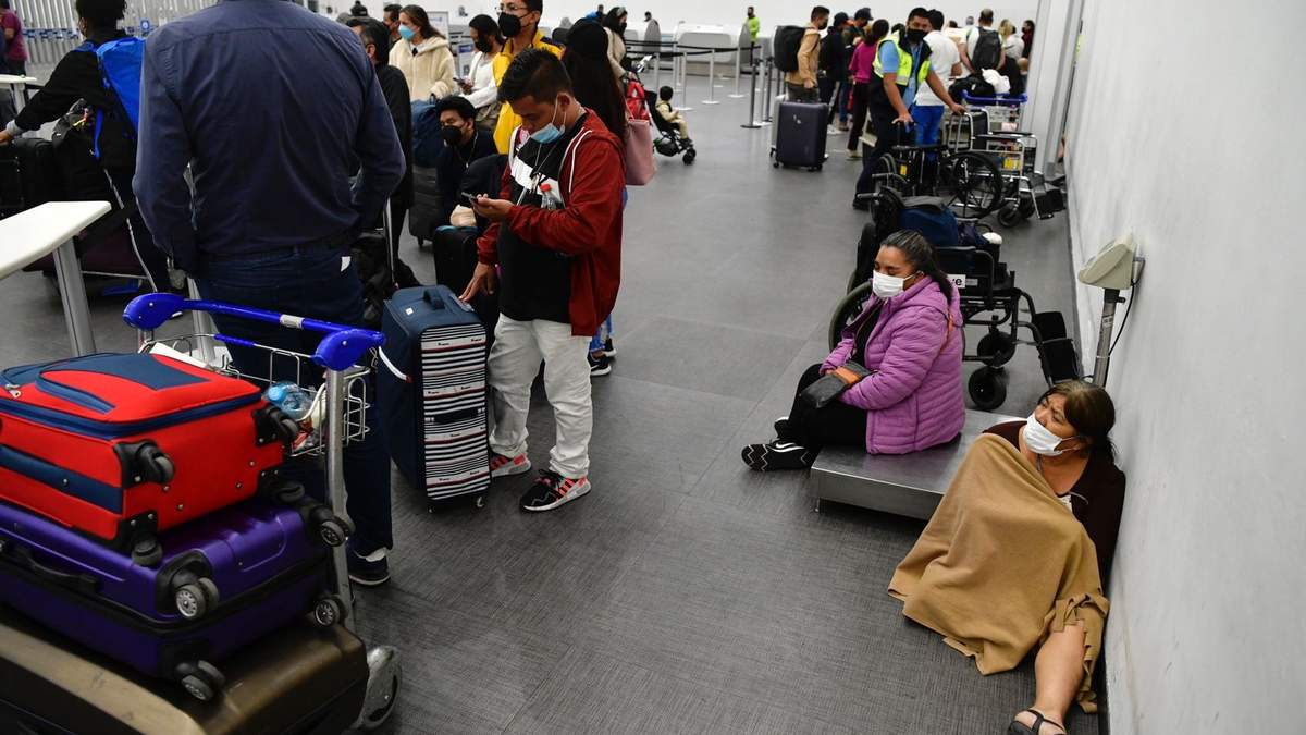 Largas filas en los mostradores de Aeroméxico en la Terminal 2 del AICM