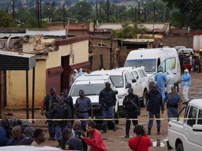 Hombres armados matan a 9 personas y hieren a 10 en un pub en Sudáfrica