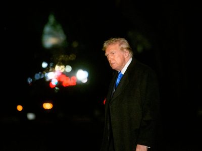 Jueza revisa plan de Trump para congelar fondos federales
