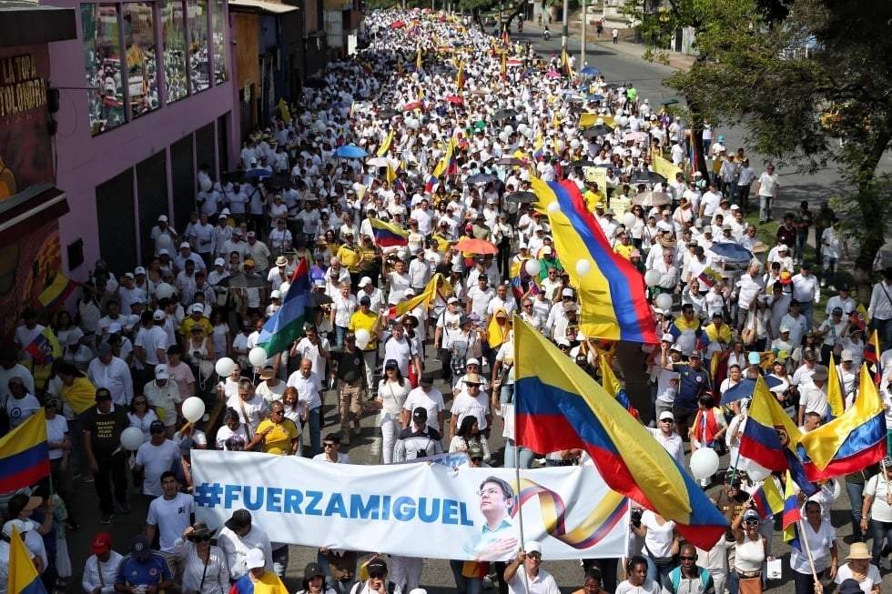 Una multitud marcha para condenar el intento de asesinato del senador opositor Miguel Uribe Turbay, quien resultó herido, el domingo 15 de junio de 2025 en Cali, Colombia.