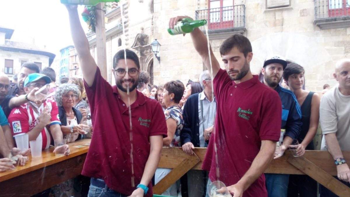 Nuevos hábitos en la fiesta de la sidra asturiana. Fuente: (Twitter)
