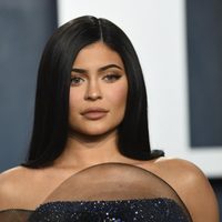 ¿ERES TÚ? Pillan a Kylie Jenner en la vía pública "al natural". ¡ES OTRA MUJER!