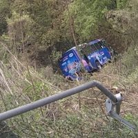 Autobús de pasajeros cae a un barranco en Cuajimalpa; hay 19 heridos