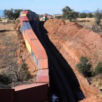 Retiran los contenedores contra inmigrantes en la frontera de Arizona y México