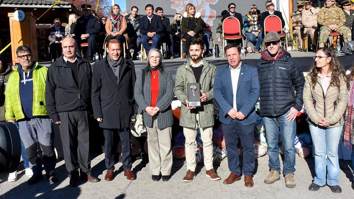 Funcionarios y vecinos en el aniversario de Villa la Angostura. Fuente: (Twitter)