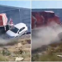 Mujer intenta ganarle el paso al tren en su vehículo y termina siendo arrollada (Video)