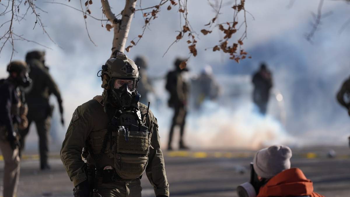 Agentes del ICE lanzan gas lacrimógeno a manifestantes en el sitio del nuevo tiroteo