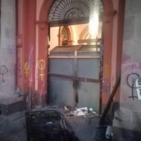 Mujeres derriban y queman puerta de Palacio de Gobierno de Colima (Video)