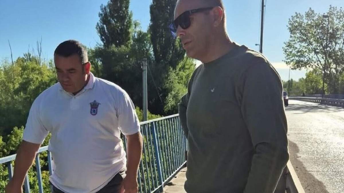 Los intendentes, de Centenario, Esteban Cimolai y de Cinco Saltos, Enrique Rossi, evaluaron el estado del puente. Fuente: (Centenario Digital)