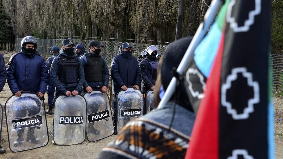 Mapuches contra la policía. Fuente: (Twitter)