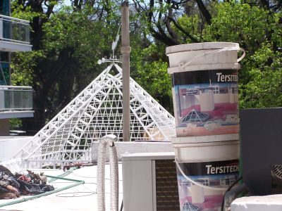 Con un tacho de pintura vacío, hacé un cesto para la ropa sucia en solo minutos