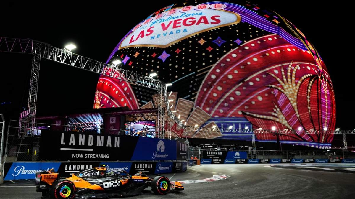 Lando Norris, de McLaren, participa en una sesión de práctica para el Gran Premio de Las Vegas, el viernes 21 de noviembre de 2025
