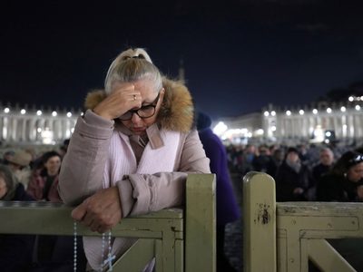 El Papa Francisco toma café y descansa tras sufrir un espasmo bronquial que requiere más ventilación