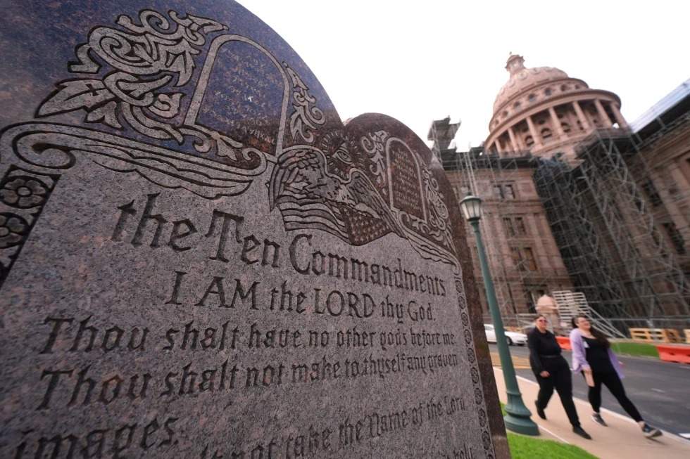 Un monumento de granito a los Diez Mandamientos se alza sobre el terreno del Capitolio de Texas, el jueves 29 de mayo de 2025, en Austin, Texas.