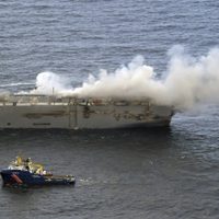 Un barco con casi 3 mil autos arde en el mar, cerca de un importante espacio natural