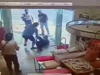 Sujeto golpea, tira al suelo y patea a una mujer policía (Video)