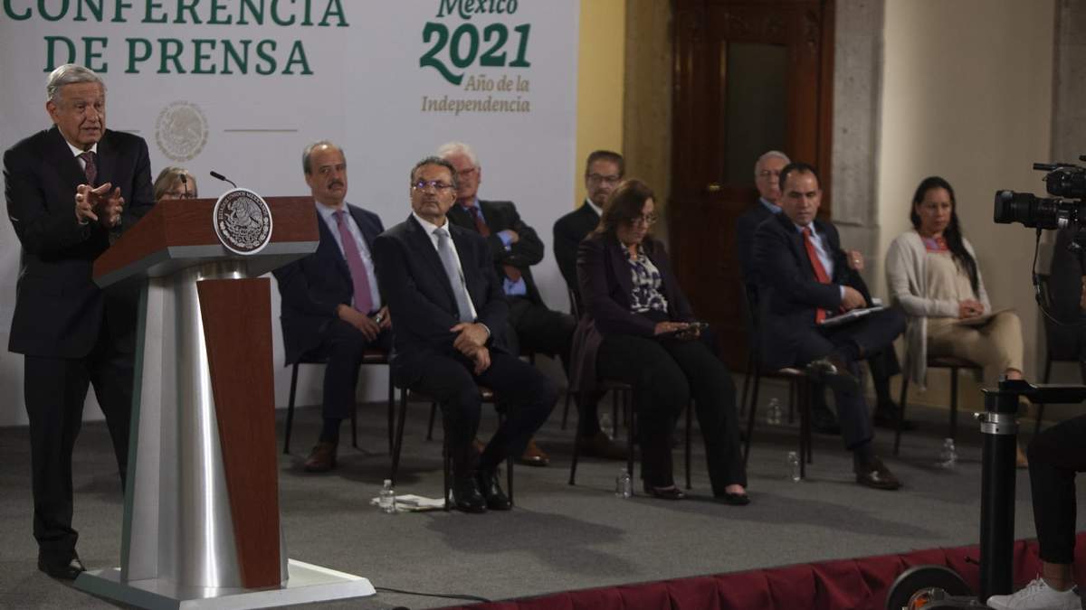 López Obrador con parte de su gabinete en una conferencia