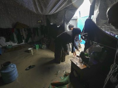 Ataques israelíes matan a 12 personas en Gaza mientras la guerra se extiende al año nuevo