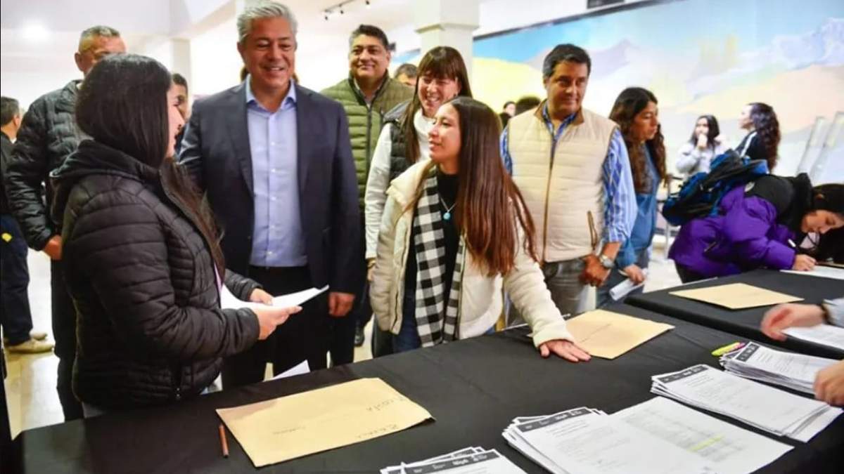 El gobernador, Rolando Figueroa junto a estudiantes becarios del programa Gregorio Álvarez. Fuente: (Gobierno de Neuquén)