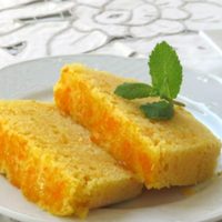 Sin harinas y con solo 3 ingredientes: el bizcocho de durazno proteico que te salva las mañanas