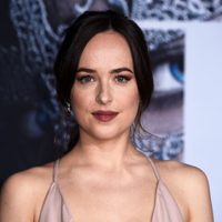 ¡Qué divertido! Mira cómo la actriz Dakota Johnson evita contagiarse del coronavirus