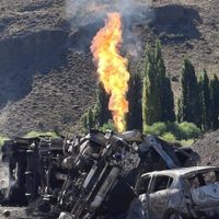 Continúa el bloqueo en la ruta 237 por el vuelco de un camión cisterna y persiste el riesgo de explosión en la zona