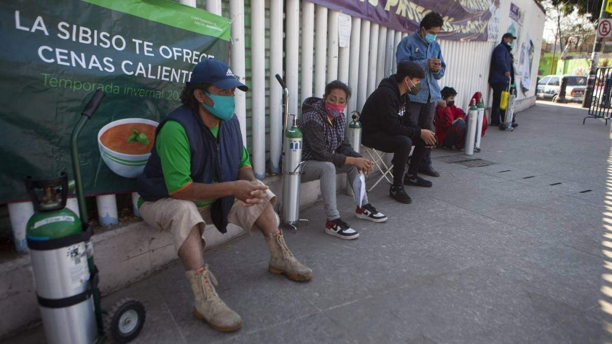 Decenas de personas se forman en Iztapalapa para llenar tanques de oxígeno