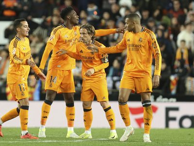 Con 10 jugadores, el Real Madrid consuma remontada y vence 2-1 a Valencia, para tomar la cima
