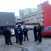 Asaltantes huyen con botín de cinco mdp de banco Santander en Plaza Legaria