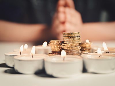 Rituales de diciembre para atraer prosperidad: cómo activar la energía del dinero antes de 2026