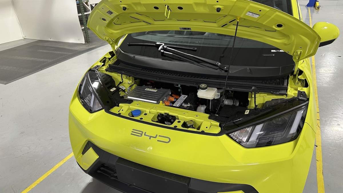 Un auto eléctrico Seagull de la automotriz china BYD es exhibido en las instalaciones the Caresoft Global el 3 de abril de 2024, en Livonia, Michigan