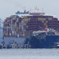 Reflotan barco que provocó derrumbe del puente de Baltimore