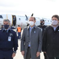 El gobernador Omar Gutiérrez inauguró la ruta aérea que unirá Neuquén con Mendoza