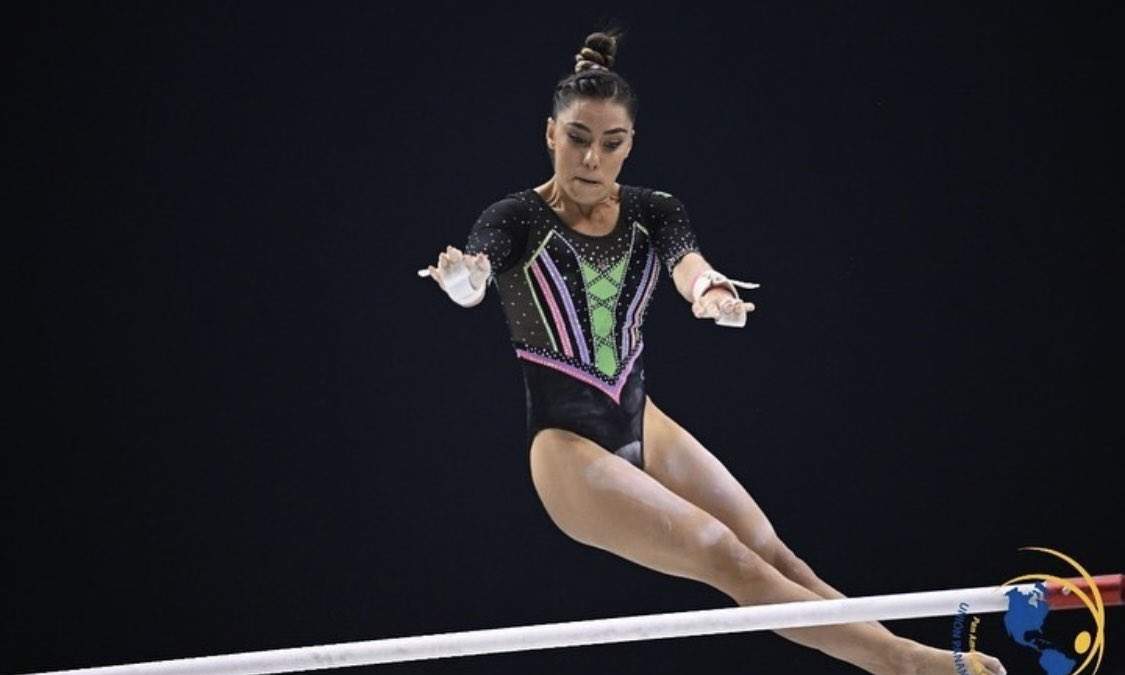La gimnasta mexicana Ahtziri Sandoval en su participación en barras asimétricas