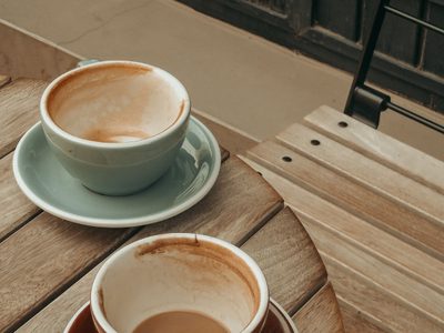 Los 2 secretos de la abuela para hacerle una limpieza profunda a tus tazas y dejarlas como recién compradas