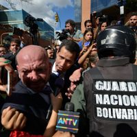 A empujones, Guaidó recupera la presidencia de la Asamblea Nacional de Venezuela