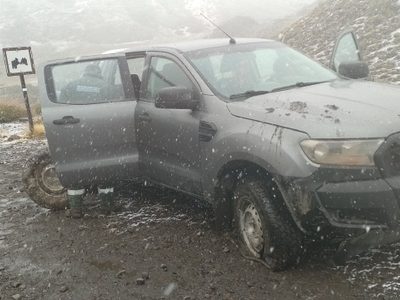 Una camioneta que viajaba a Caviahue fue alcanzada por piedras que de habían desmoronado desde la zona de barrancas