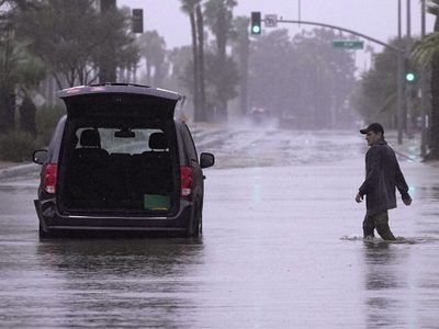El sur de California se prepara para más inundaciones, con lluvias desde la costa al desierto